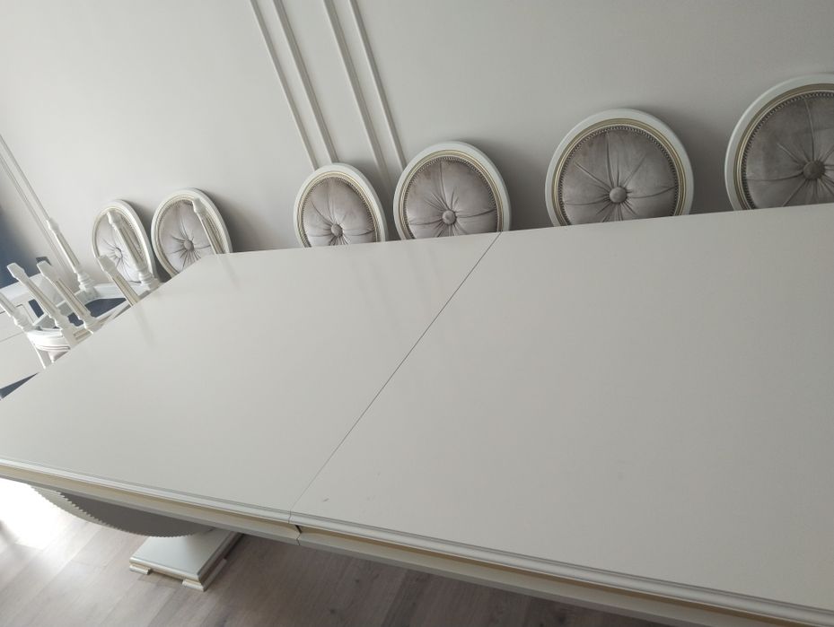 Продам Гостиный стол и 12 стульев в комплекте