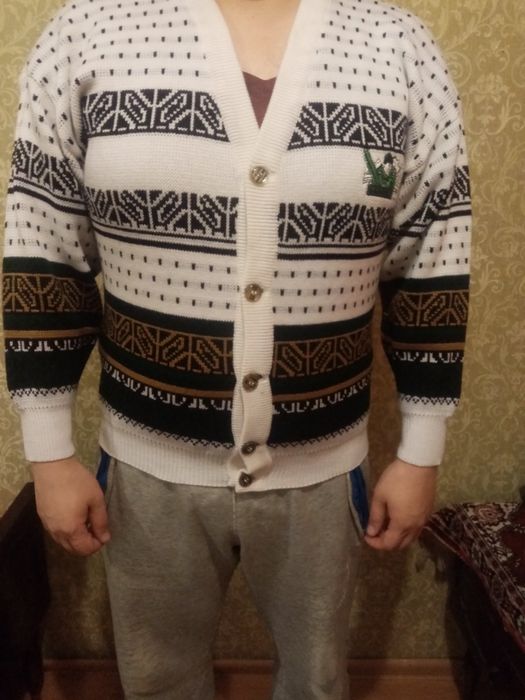 Мужские кофты разные цвета.