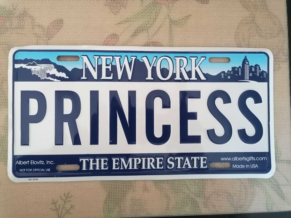 Plăcuță Auto Decorativă SUA "PRINCESS" – Cadou Majorat 18 Ani | Aluminiu Embosat Handmade  Cadoul care o face Regina Șoselelor la 18 ani!