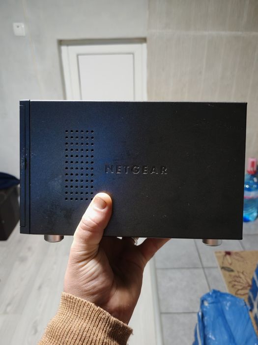 Продавам мрежово хранилище (NAS) Netgear ReadyNAS Duo v2. Устройството