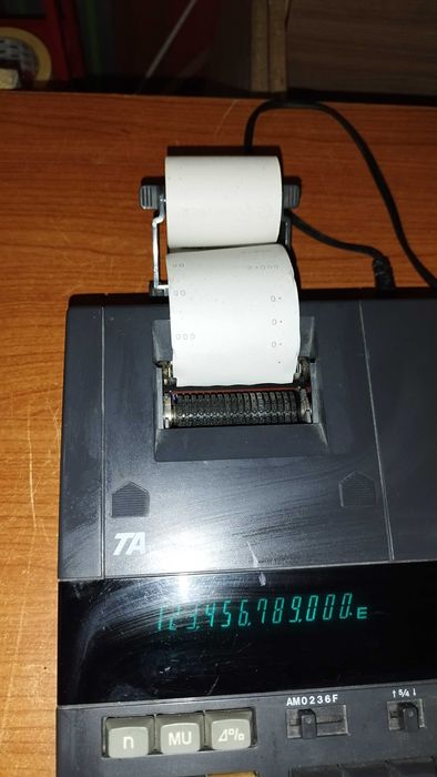 Triumph-Adler AG D -8600 Печатащ настолен калкулатор с лента