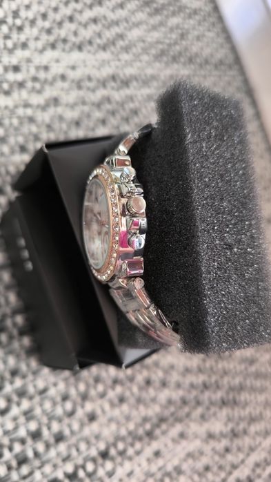 Ceas de mana incrustat cu pietre