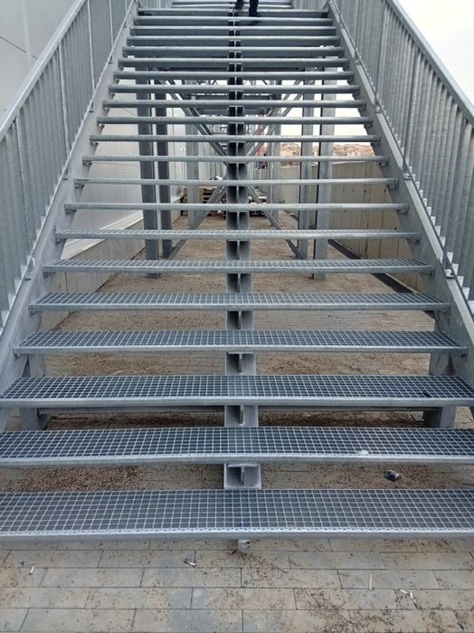 Vând scarii metalice zincate galvanizate