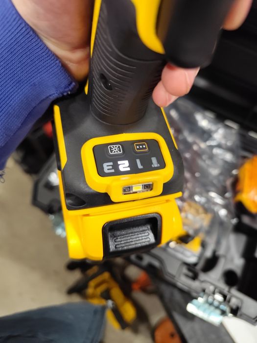 Безчетков акумулаторен гайковерт Девалт Dewalt  DCF900P2T