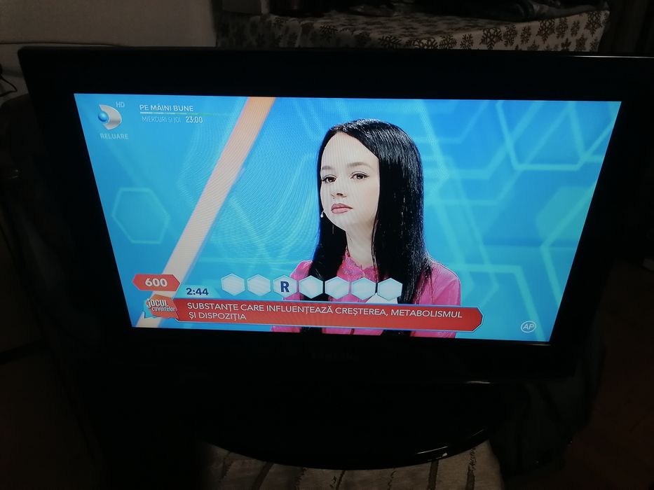 TV Samsung cu telecomandă.