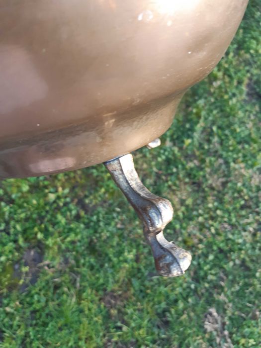 Recipiente din alama cu labe leu si din tabla neagra pictata manual, inalte 56cm