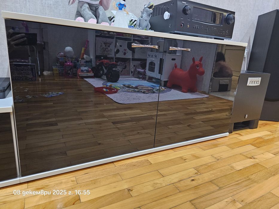 Секция бяло ПДЧ с врати МДФ черен гланц