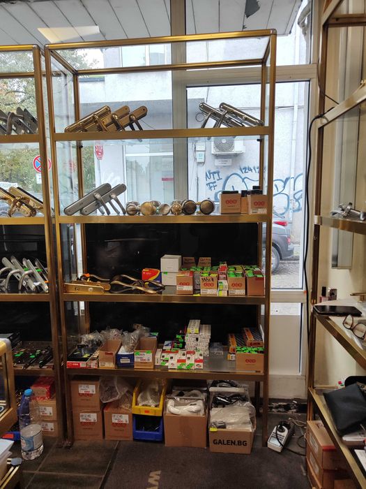 Магазинно обзавеждане-стенни витрини и щендерни маси