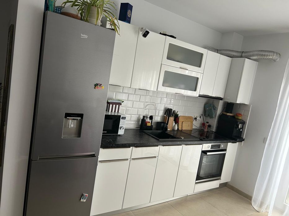 Vând mobilă de bucătărie modernă (258 cm) + electrocasnice Beko
