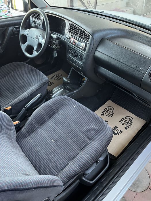 Volkswagen Golf.)