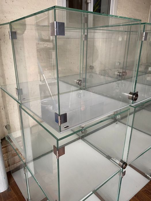 Универсальные стеклянные витрины для бизнеса