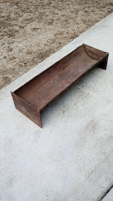 Treucă de pus mâncare pentru porci