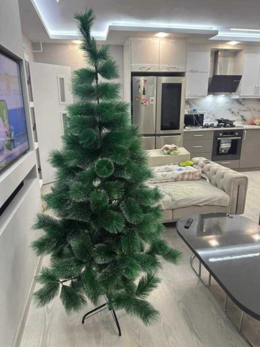 Коледна елха с бели заскрежени връхчета. С пластмасова стойка