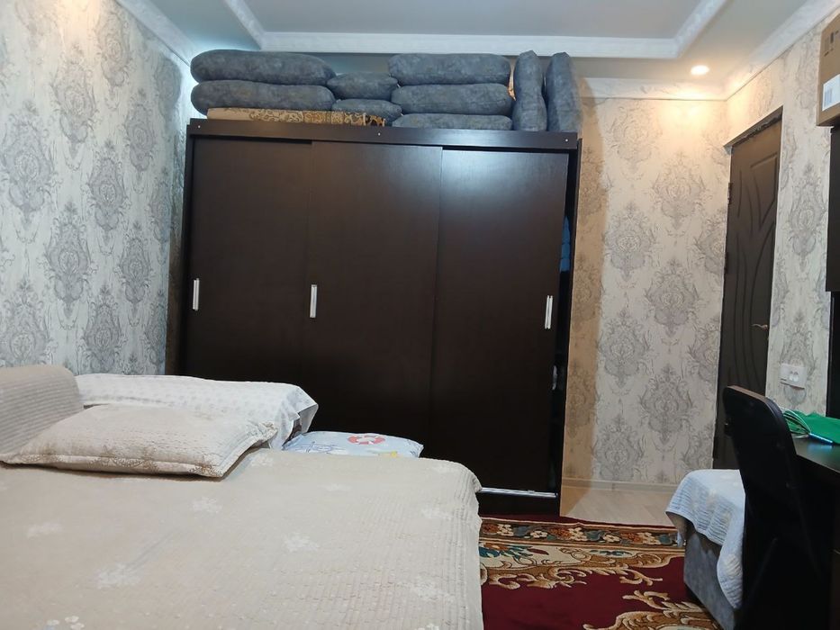 Yangiyoʻlda 3 xonali kvartira sotiladi.