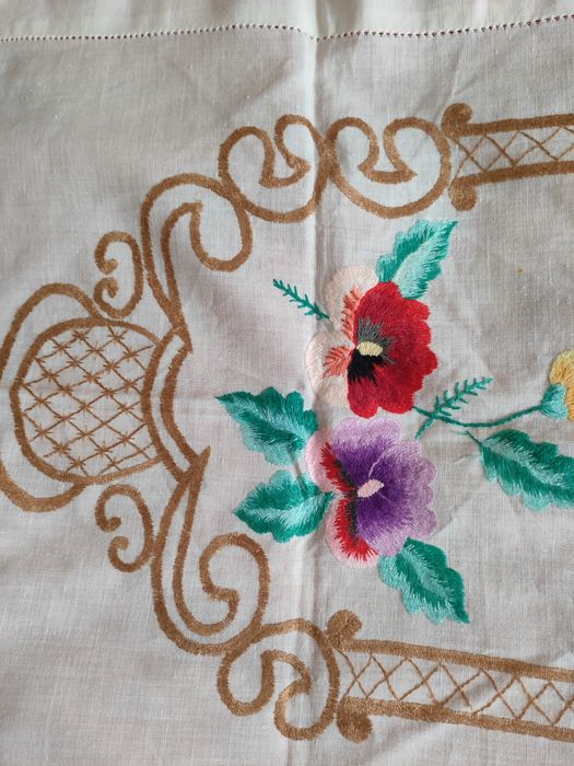 Вышитые наволочки дорожки