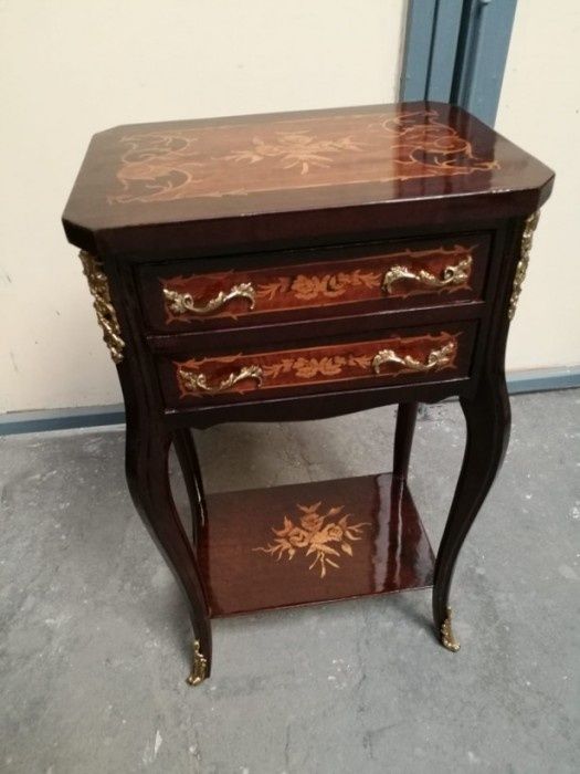 Set de 2 elegante comodine franceze inobilate cu intarsii și aplicații