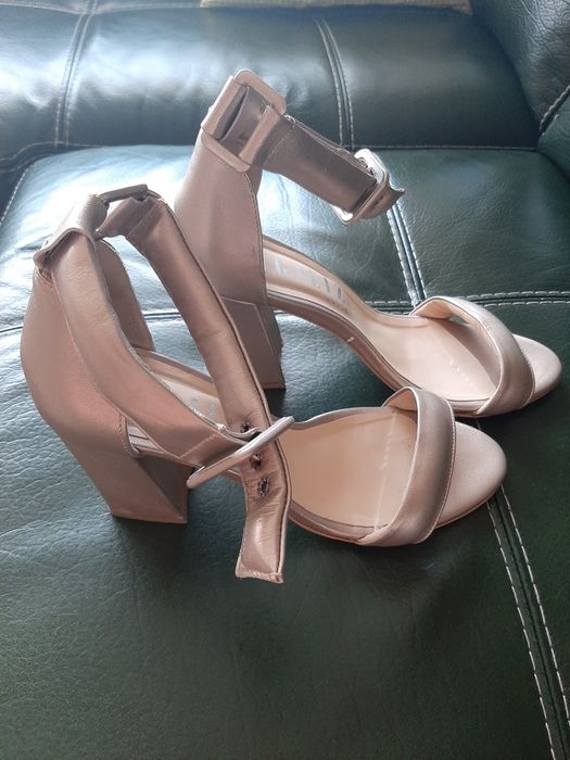 Златисти сандали Ingiliz