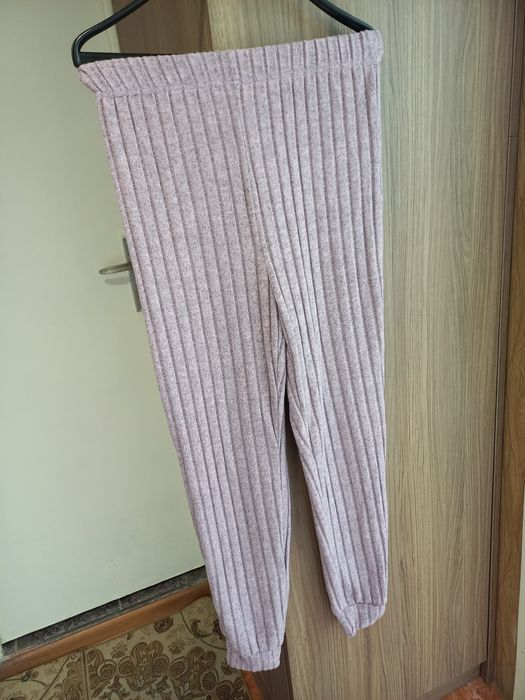 Дамски комплекти от две части.