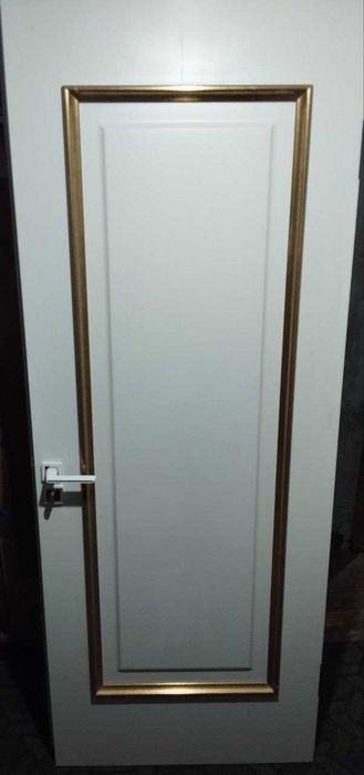 Продам двери полный комплект петли наличники дабор все есть