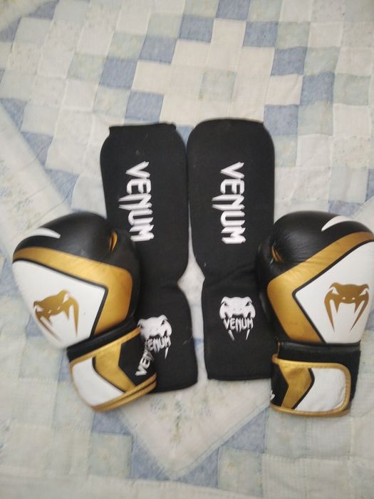 Боксерские перчатки и щитки