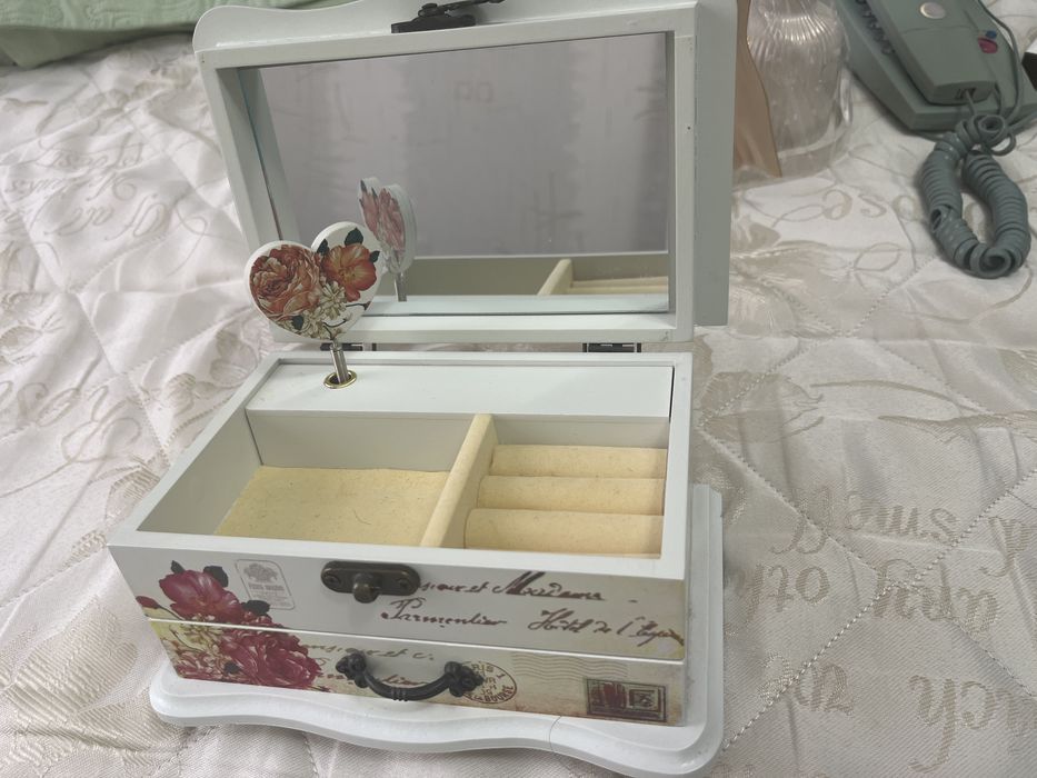 Продам телефон, шкатулку, сувенир