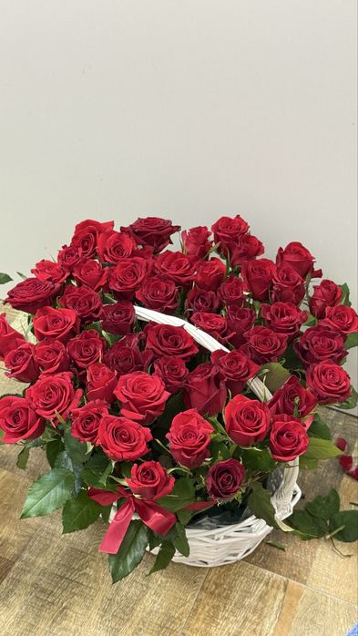 Цветы 51 роза в корзине