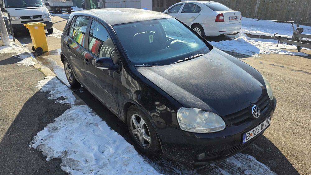 Volkswagen Golf V 1.6i 105 cp - usor avariat lovit spate