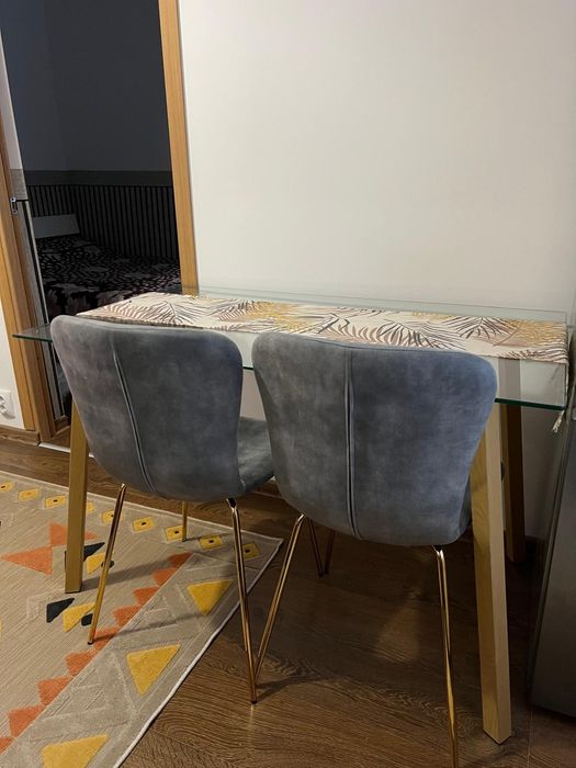 Vand Scaune de bucatarie din catifea soft.