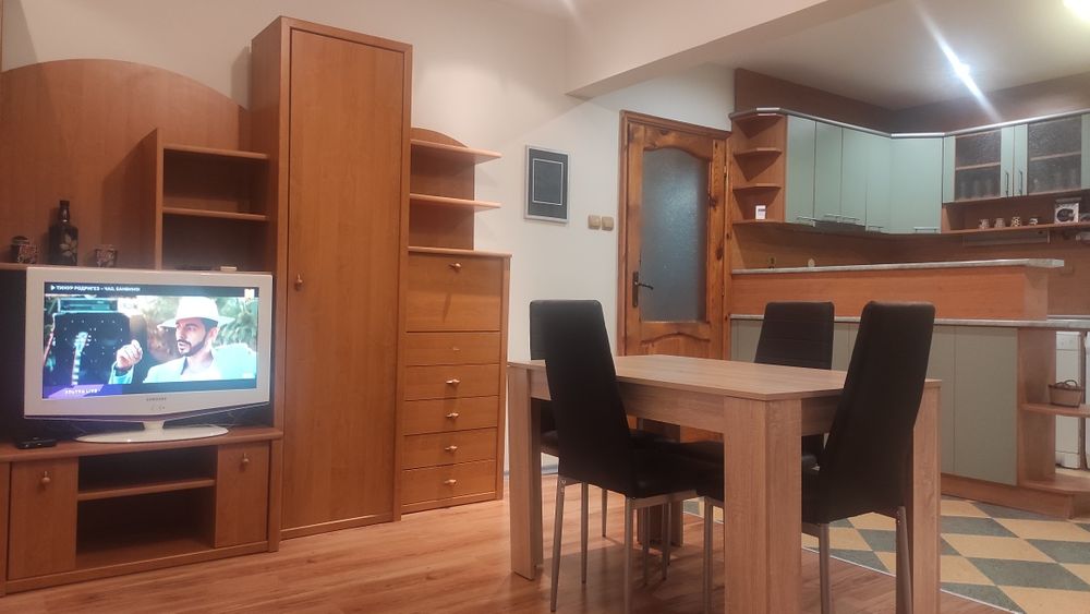 Двустаен апартамент с голяма дневна и отделна спалня на топ център