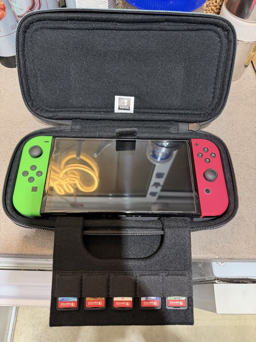 Nintendo Switch OLED + Jocuri & Accesorii – de Vânzare