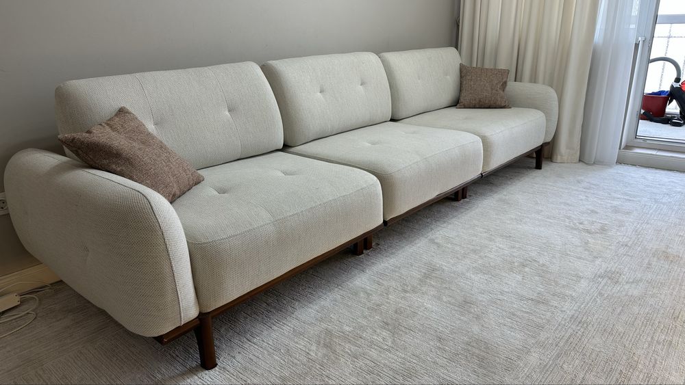 стильный светлый диван