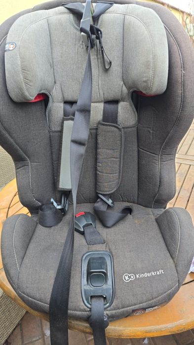 Vand scaun auto folosit