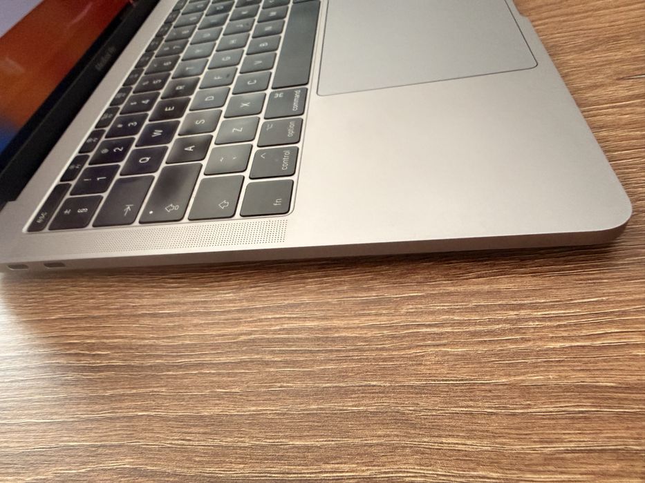 Като НОВ Macbook Pro Mid 2017