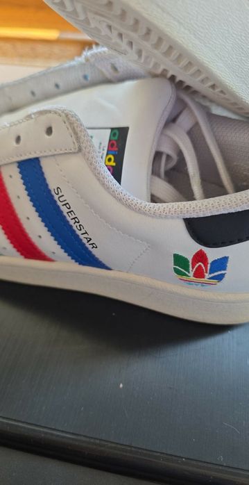 Продавам момичешки маратонки  Adidas