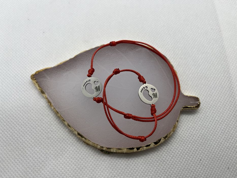 Гравирана гривна червен конец за Мама и бебе, крачета, Персонализирана