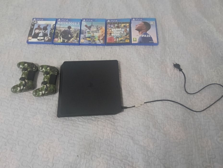 PS4 slim, 5 jocuri, 2 manete, cablu hdmi si cablu de PS4