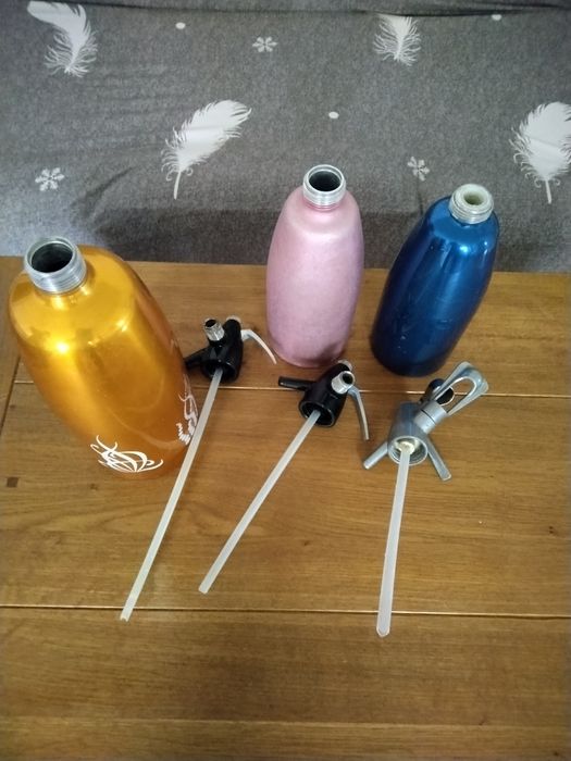 Продавам три броя стари метални сифони за газирана вода  за 10 €