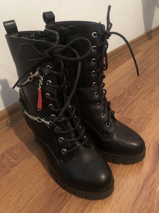 Черни боти с връзки