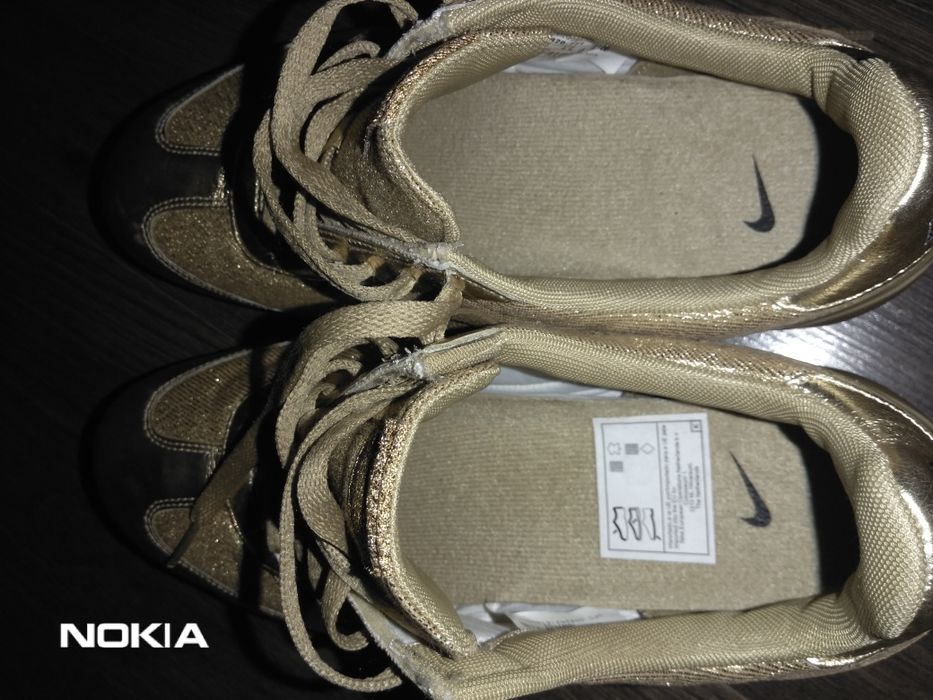 Маратонки NIKE, златисти и красиви.