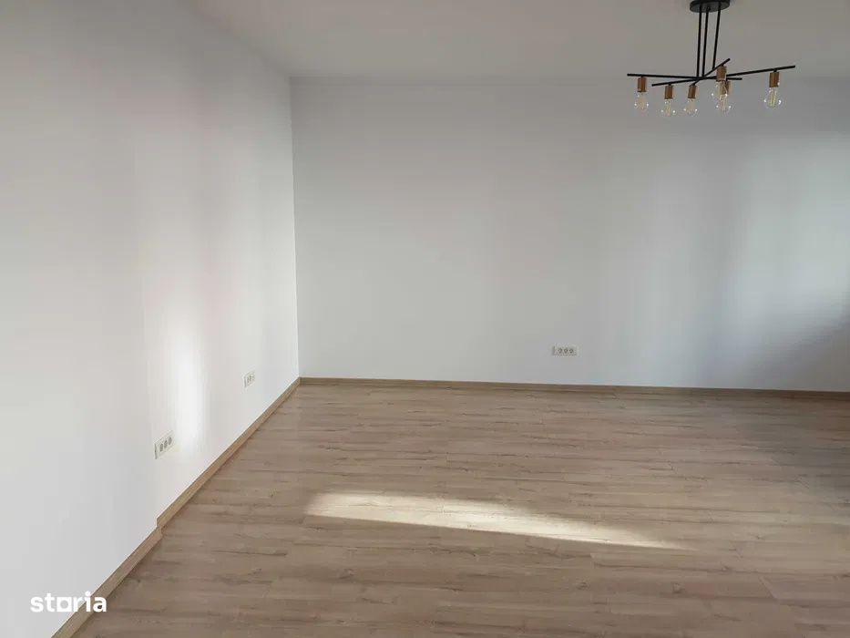 Apartament cu 2 camere, 55 mp, balcon, zona Sub Cetate — fotografia 3