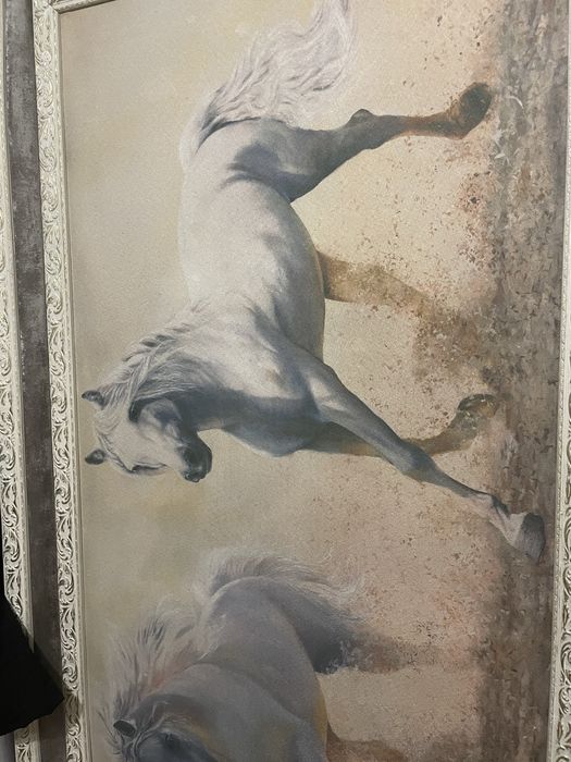 Картина с лошадьми в красивой раме