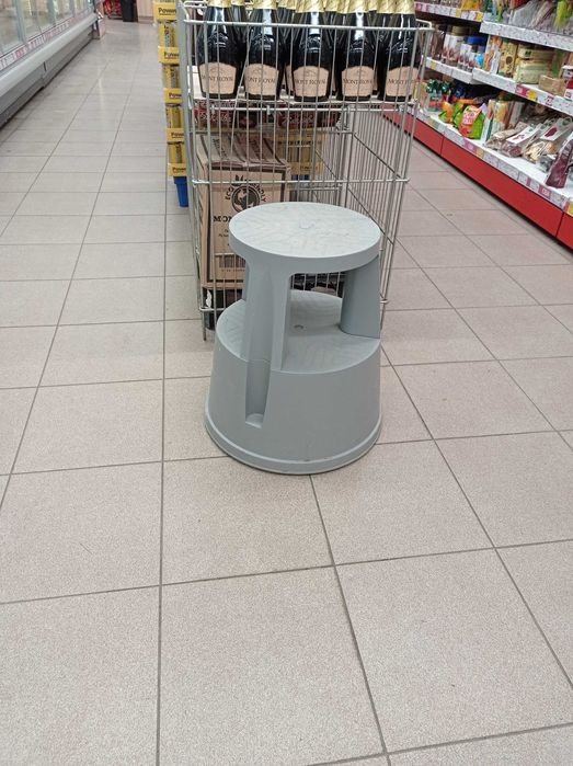 Помощно столче за магазини /на колелца/