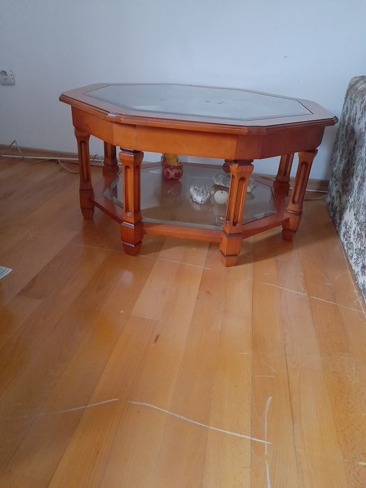 Masuta de lemn cu blaturi de sticla