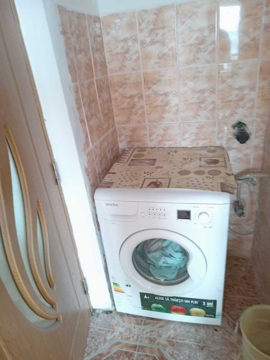 Inchiriez apartament cu 3  camere  semidecomandat in centru