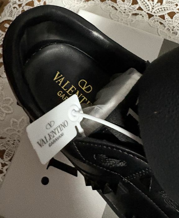 Vând adidași Valentino