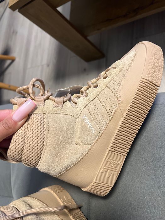 Сникърс и на Адидас