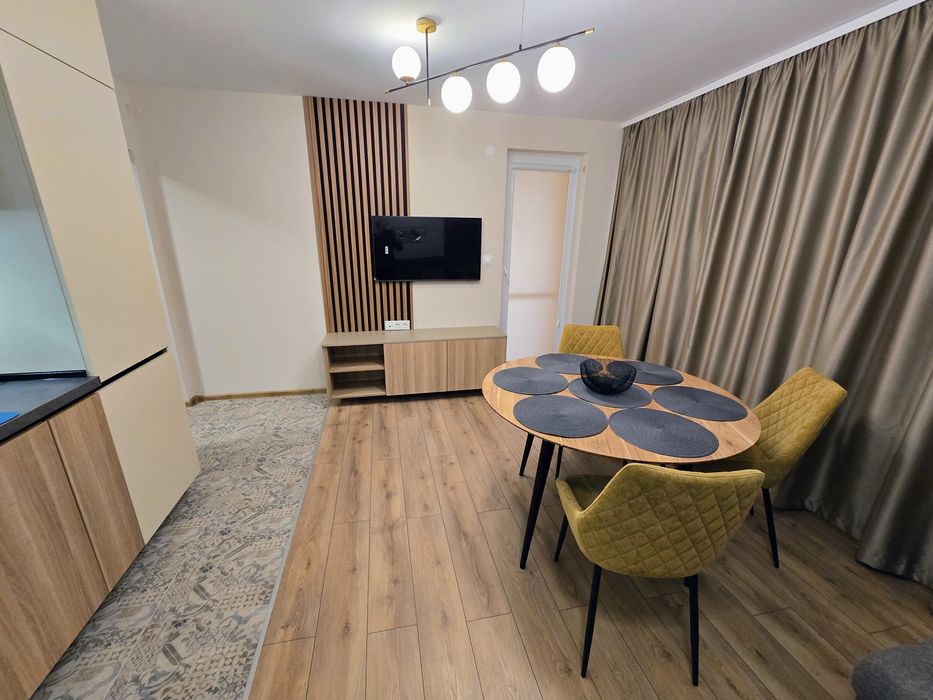 Под наем нов двустаен, Гранд мол