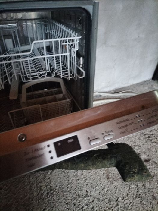 Vând două mașini de spălat vase Miele defecte dau eroare F14 .