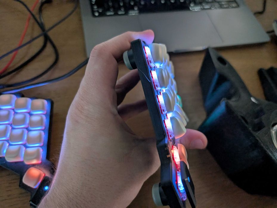 ZSA Voyager – tastatură split ergonomică low-profile