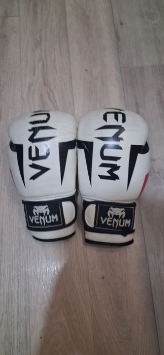 Боксерские перчатки venum размер 8-oz